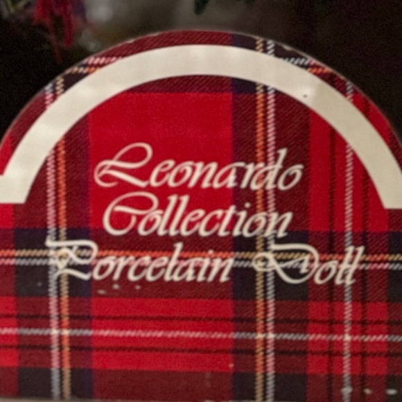 VINTAGE LEONARDO COLLECTION PORCELAIN DOLL - Picture 3 of 4